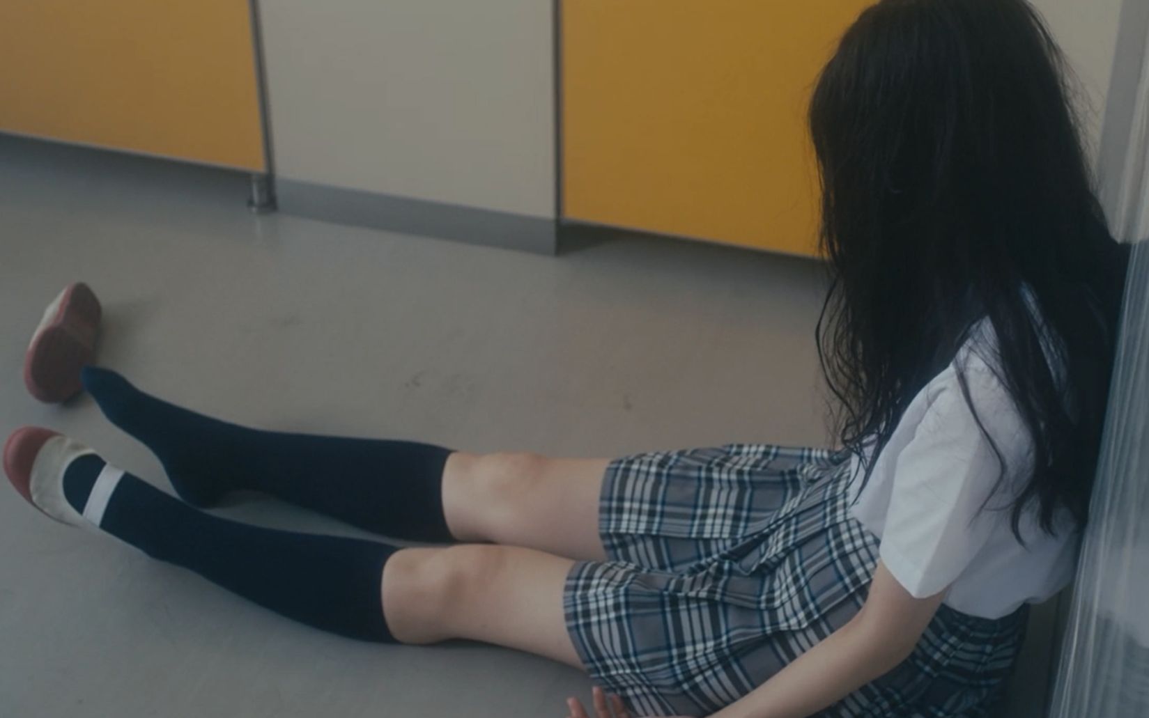 【少年】一部日本校园霸凌电影,女学生被全班同学排挤,用墨水染料欺负