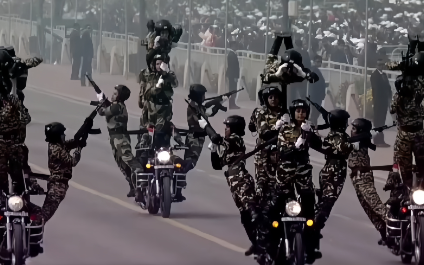 【印度阅兵】不亏是"阿三"摩托阅兵飒的不行