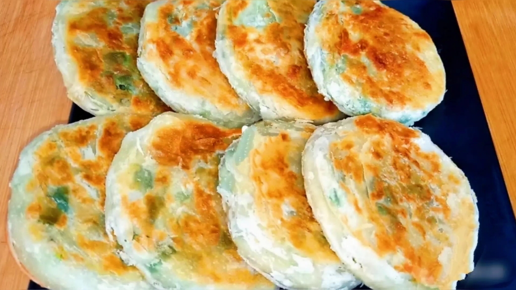 一碗面粉一把小葱,教你做香酥葱油饼,葱香浓郁,咬一口直掉渣