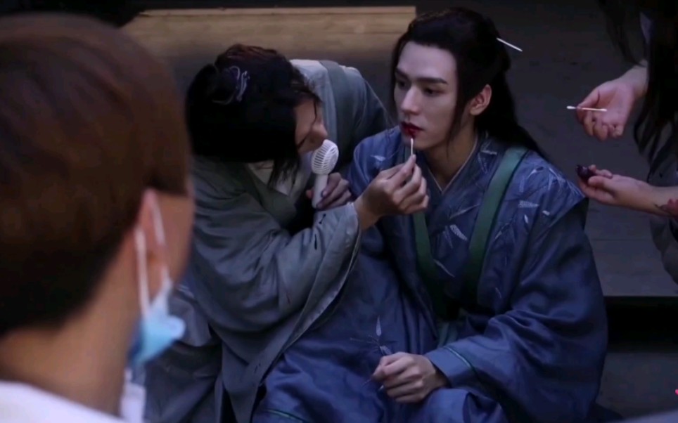 山河令花絮张哲瀚帮龚俊现场补血风一吹就破的美人灯