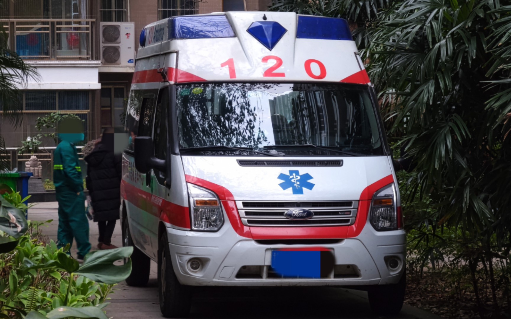 市急救指挥中心福特全顺救护车闪灯鸣笛出勤