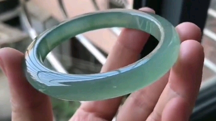 种老冰透起胶的茶色翡翠手镯,高贵优雅