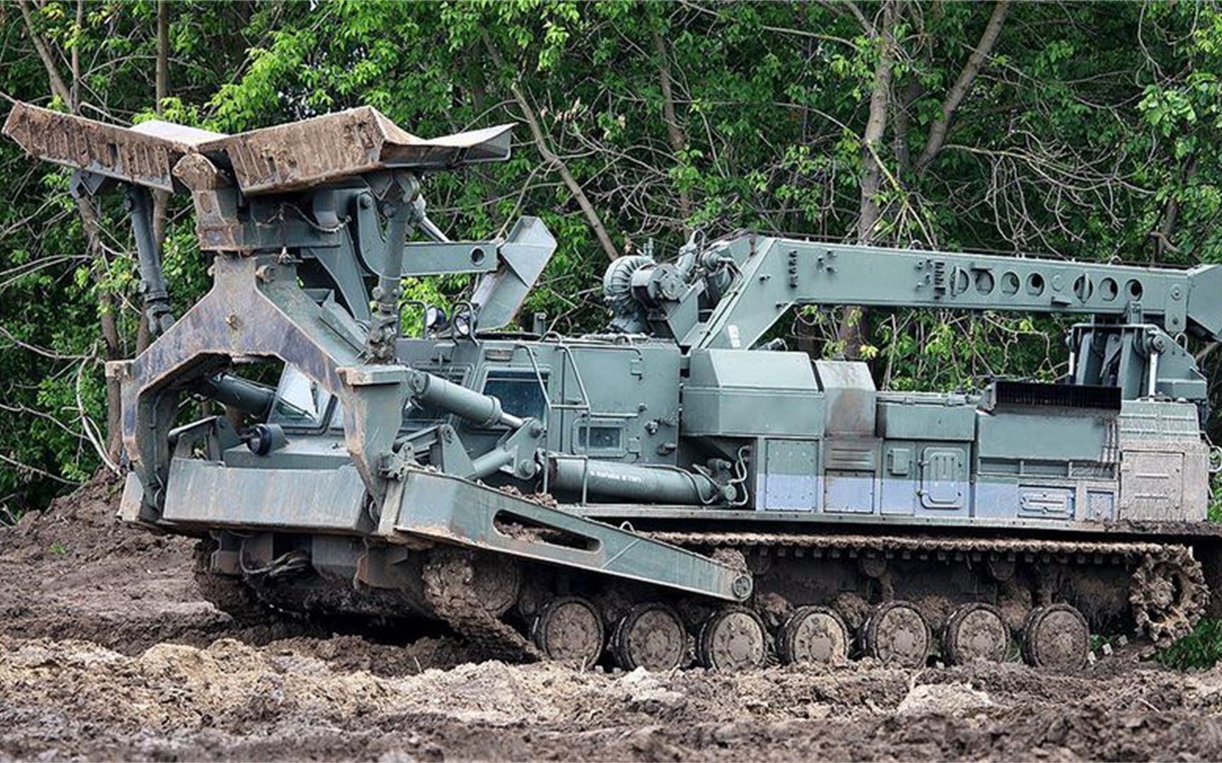 你知道吗?战斗民族有一种履带式工程车bat-2,不但结实而且耐用