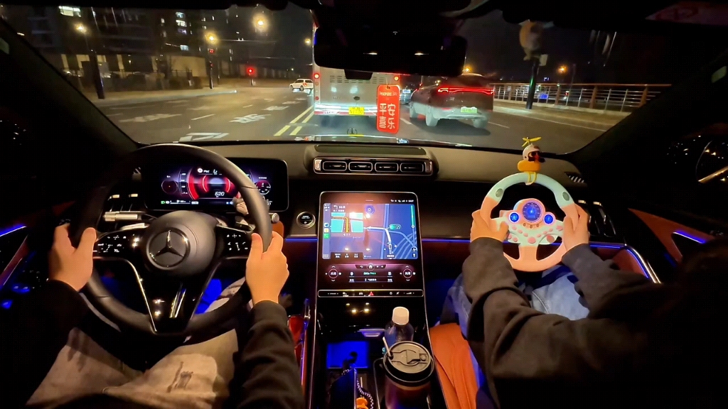 女同事考了5次科目三没过之后,偏要让我晚上陪她练车,想问下这真的有