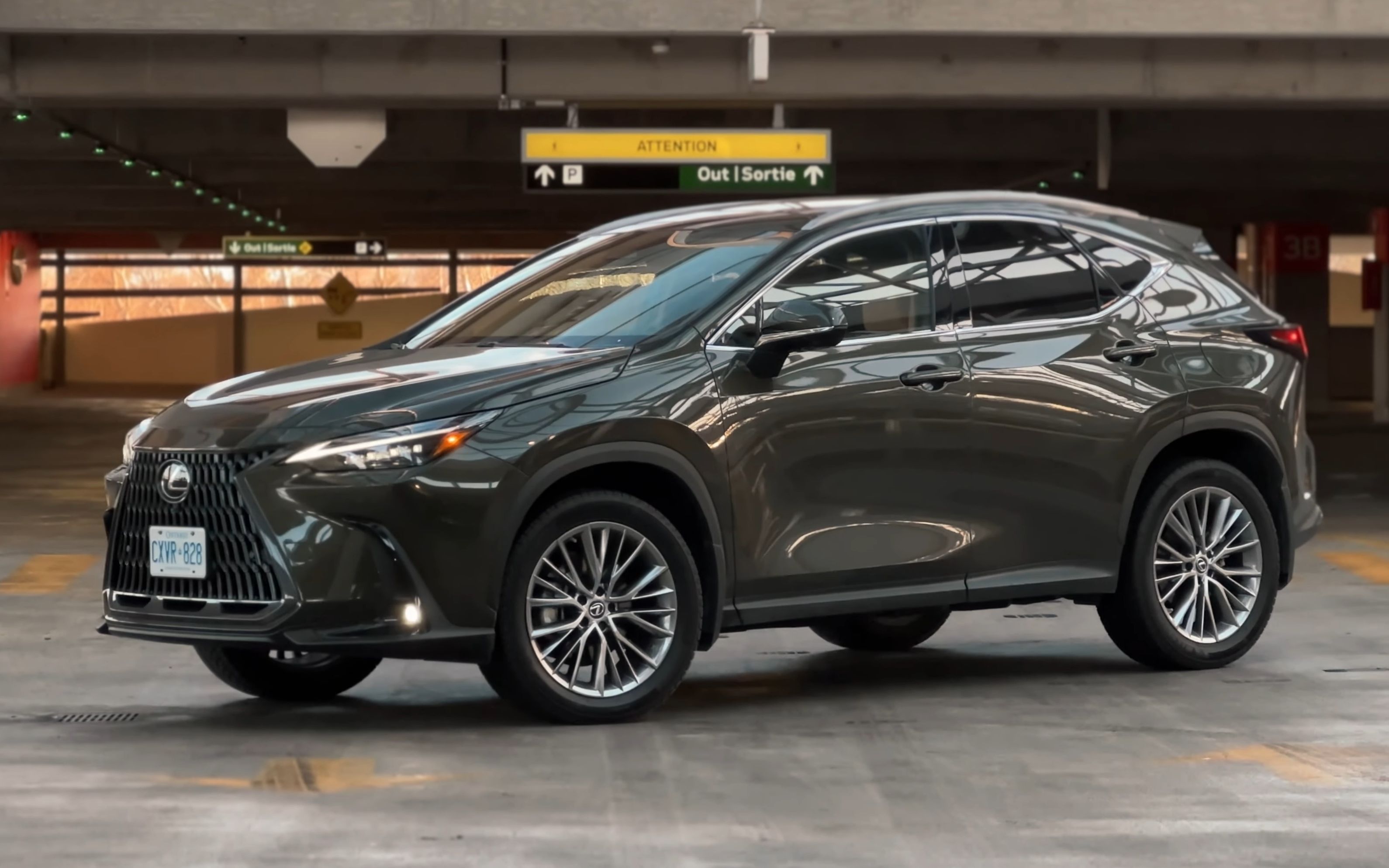 【4k中字】超级高效能谁还需要电动车?2023款 雷克萨斯 nx hybrid