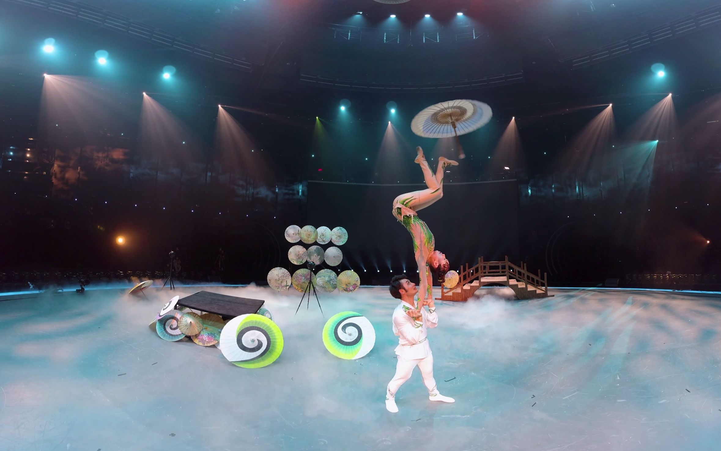 【360°全景vr】一秒穿越?双人蹬伞杂技带你梦回烟雨江南!