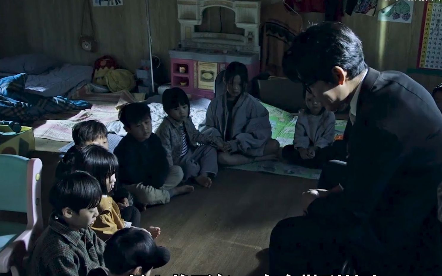 小孩从出生就被关在小黑屋,沦为牟利工具,背后原因令人唏嘘