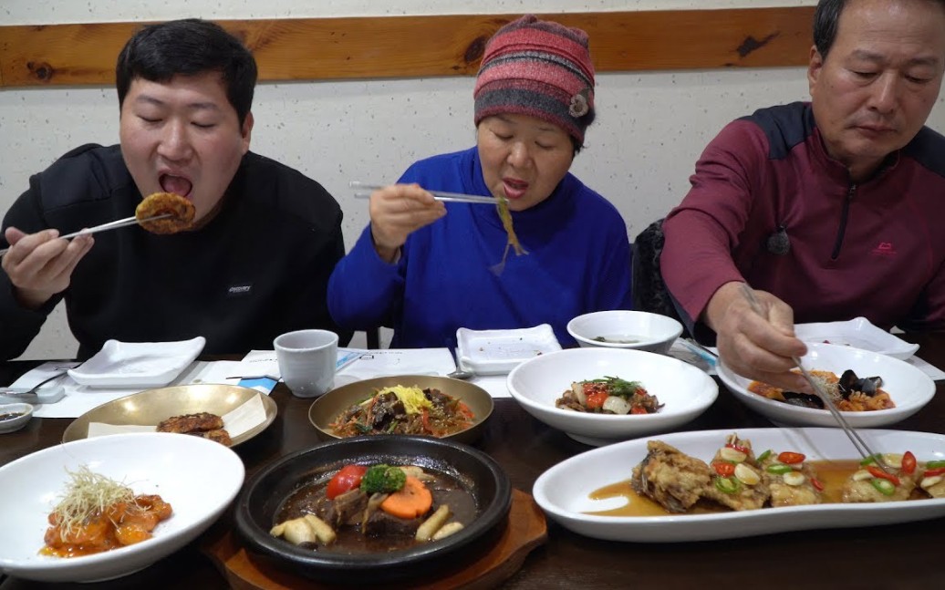 [兴森一家](中字)活动累坏了,一大桌子韩餐犒劳犒劳,韩国一家三口吃播