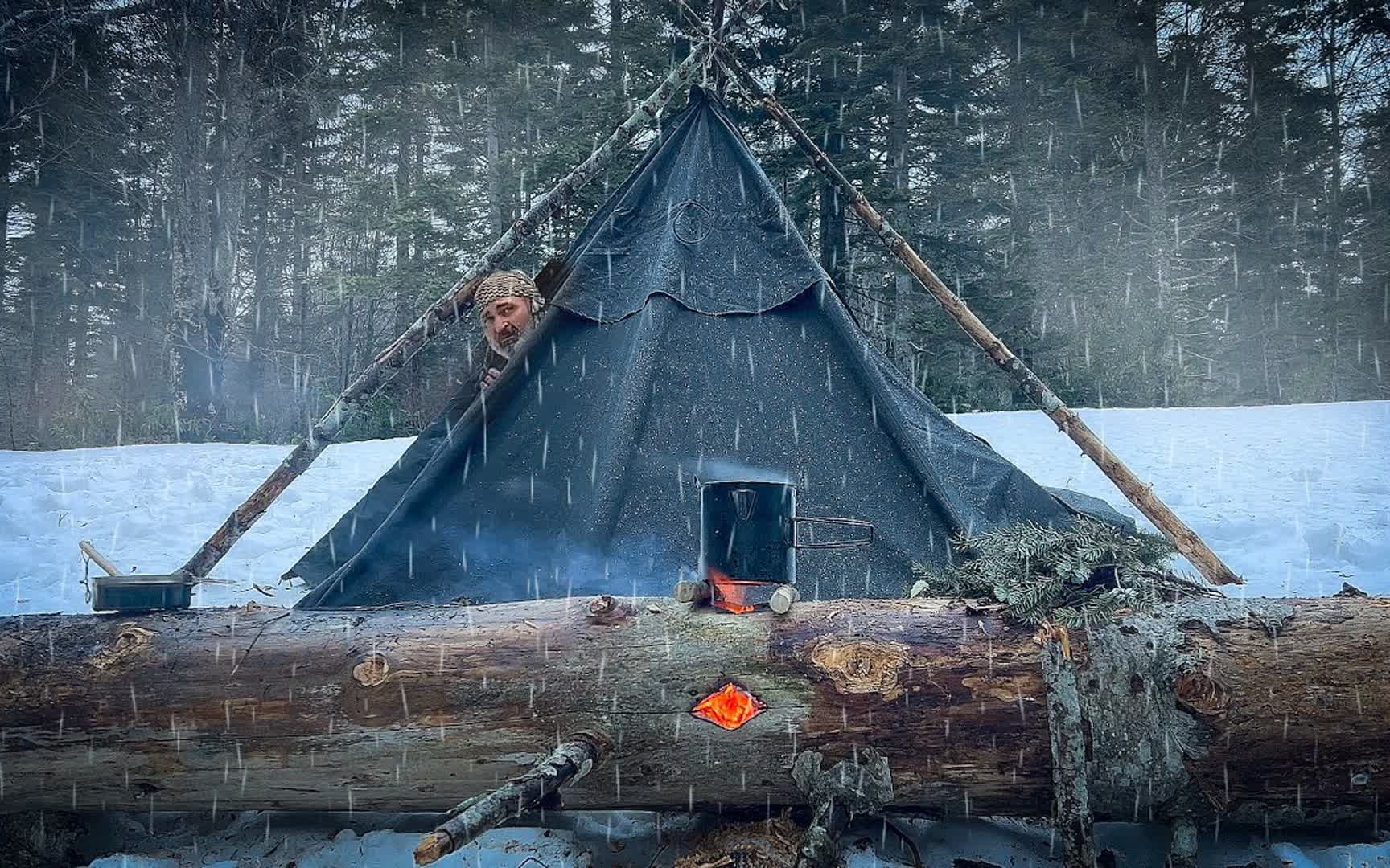 极地森林寒风呼啸,雪地中搭建庇护所,寒冷中的一丝温暖显得格外幸福哔哩哔哩bilibili