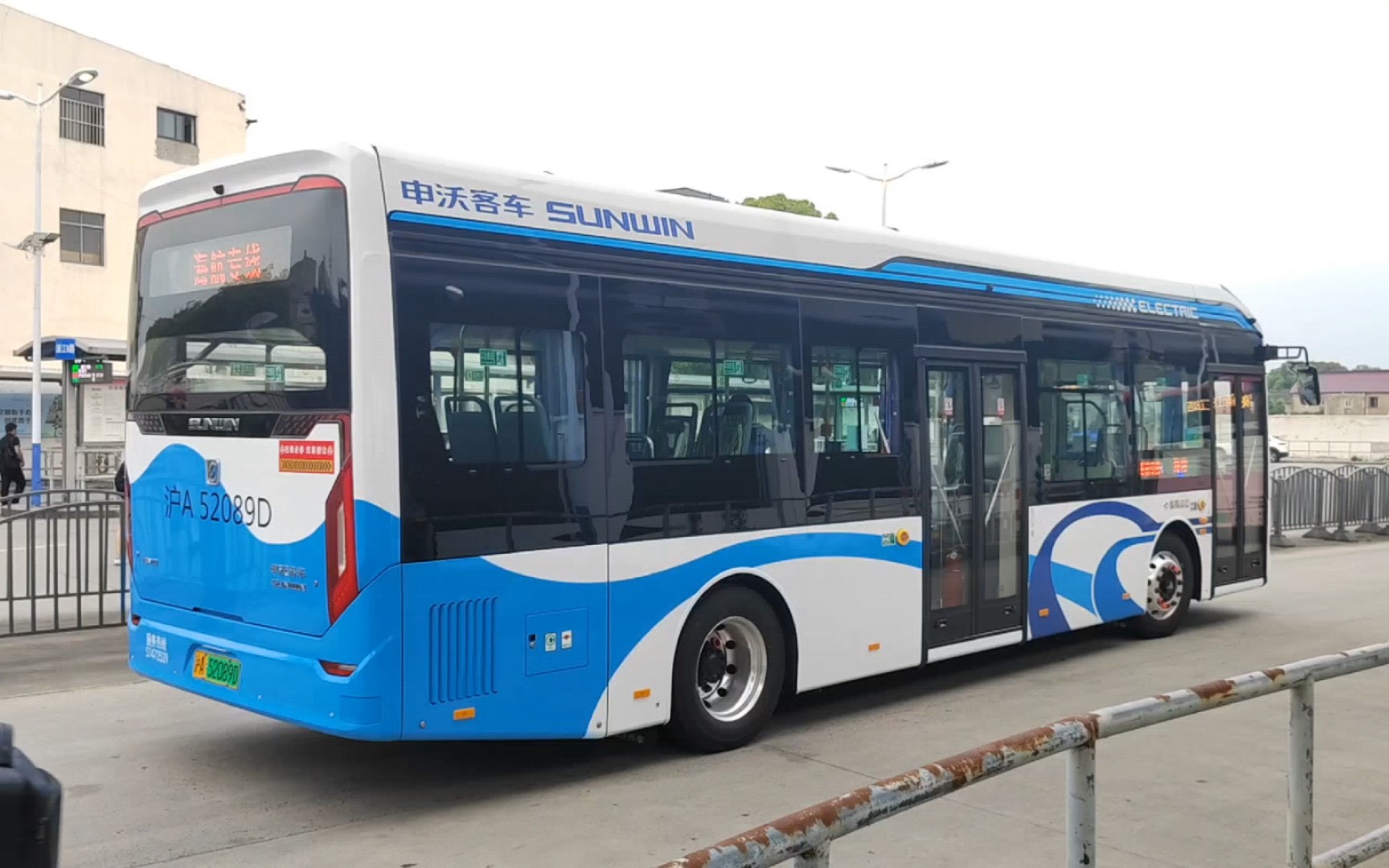 【奉贤客运】【新车速递】海航专线新车进沈杜公路地铁站终点站 摄于