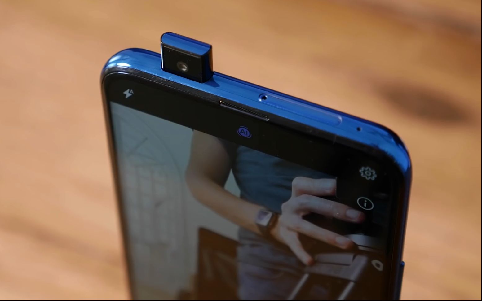 华为首款弹出式镜头手机p smart z在欧洲发布:麒麟710f平台_哔哩哔哩