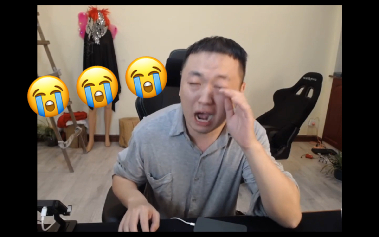 见识下药水哥说哭就哭的功力