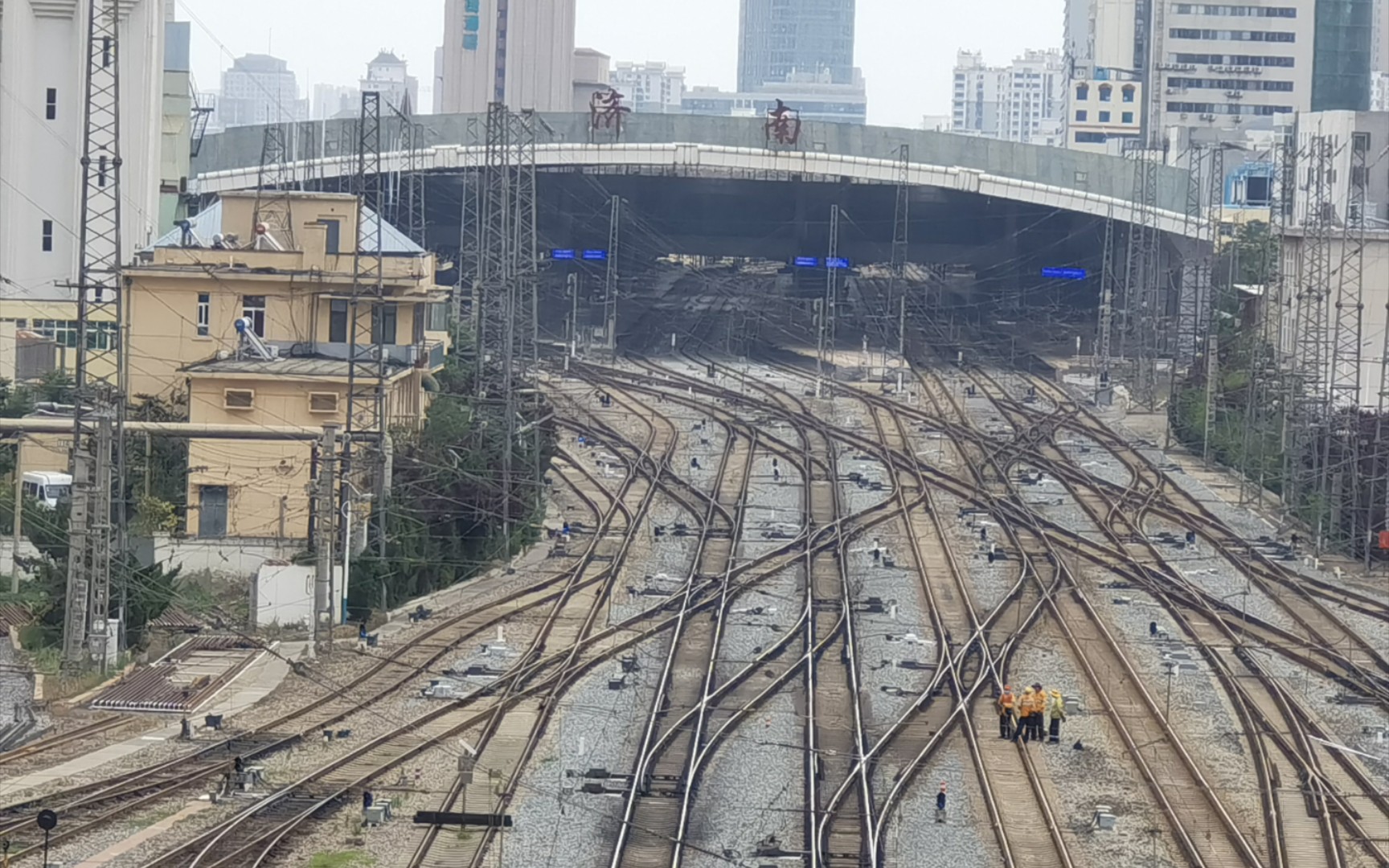 胶济铁路# 纬六路大桥俯拍:内燃机车牵引货列进入济南火车站