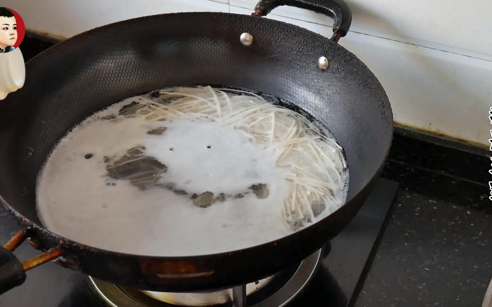 煮面条容易糊?很多人第一步就错了,教你一招,这样煮快速不粘锅