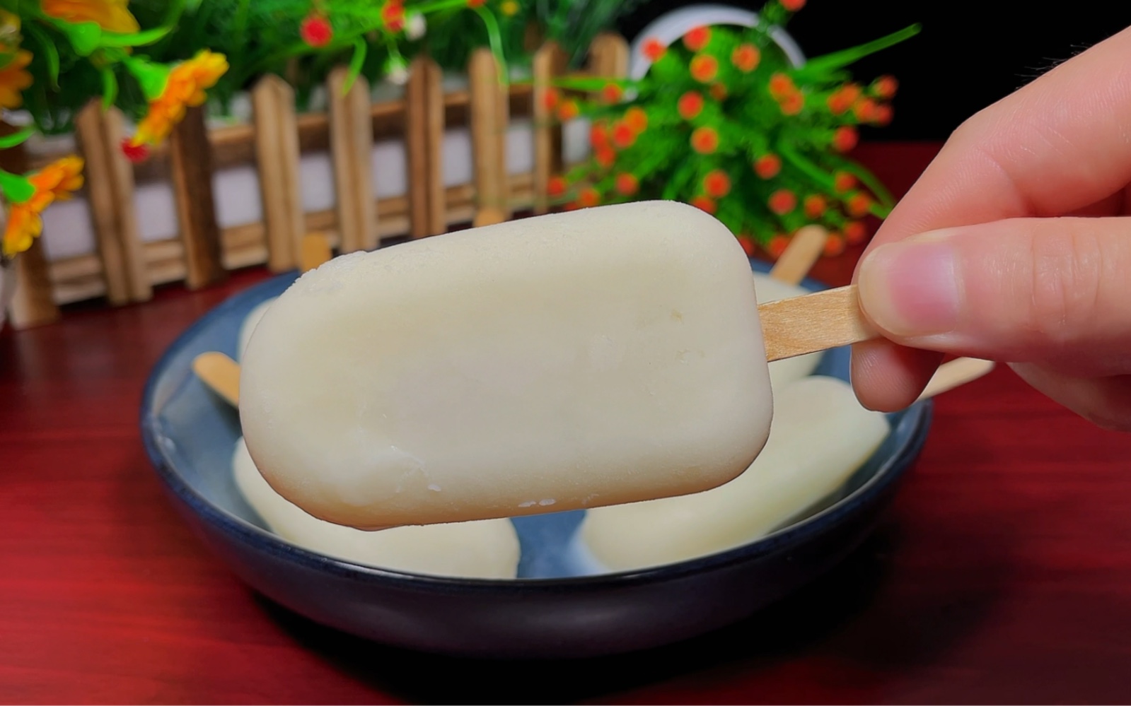 自制老冰棍,家里都有的食材,酥酥的冰沙入口即化,清凉又解暑