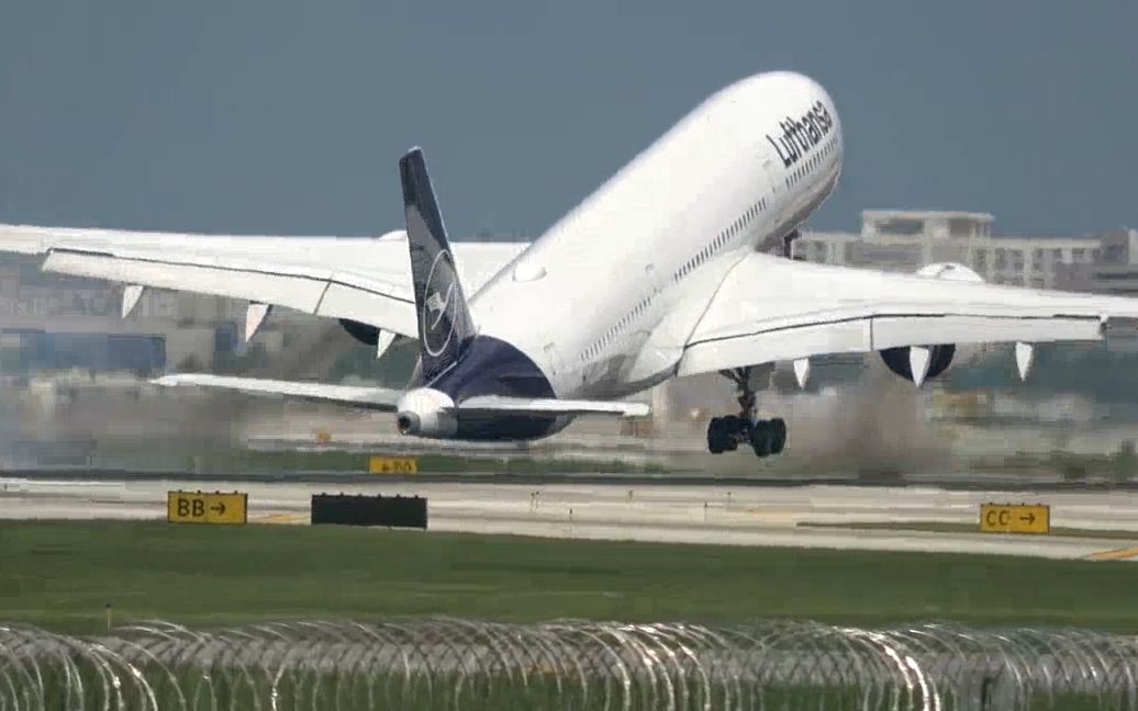 飞机降落机场跑道后跳跃再飞起,汉莎航空的a350-900客机