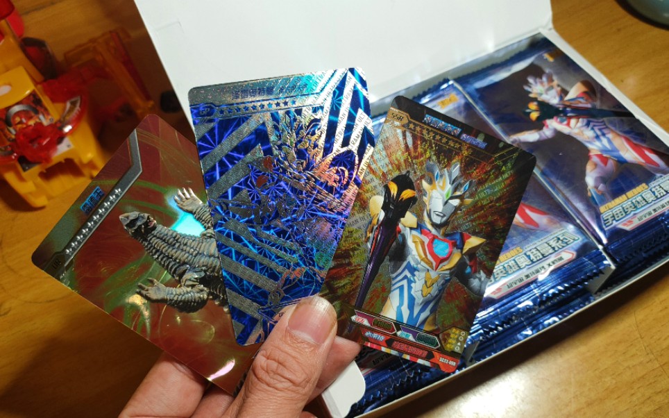 这盒23弹奥特曼卡片经典版 还行吧!