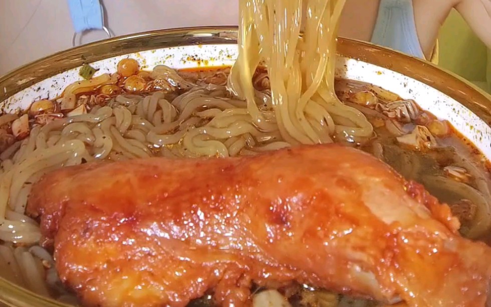 酸辣粉77奥尔良鸡腿!好香!酸酸辣辣的配上肉肉,开胃解馋嘻嘻