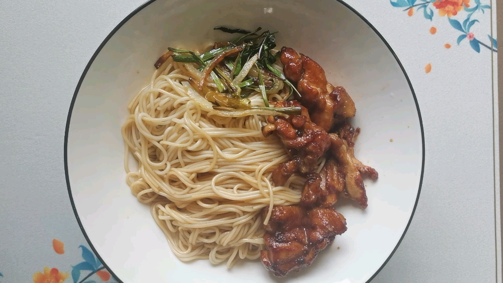 葱油鸡扒面,葱油香味浓郁,鸡扒外焦里嫩