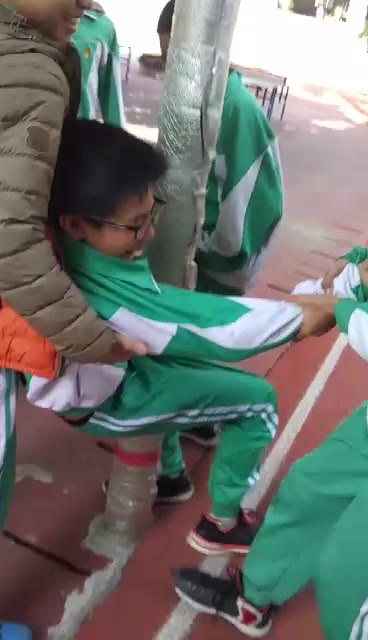 学校学生的"惩罚制度",很简单,叫上几个人,拖他去柱子那里!