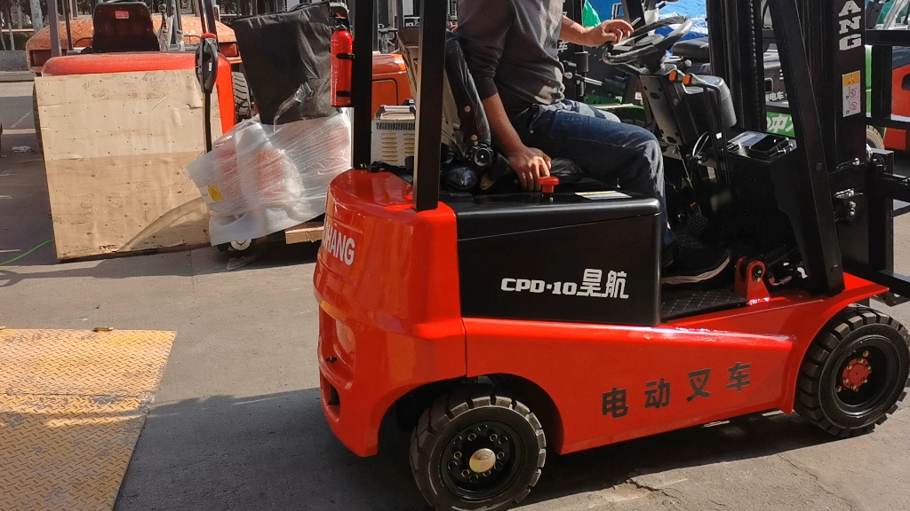 小型电动叉车1吨装车发货现场视频(昊航纯电动叉车)