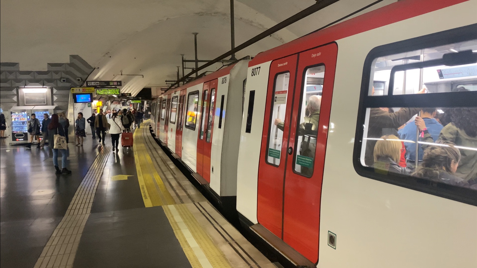西班牙巴塞罗那地铁l1线列车出espanya西班牙广场车站