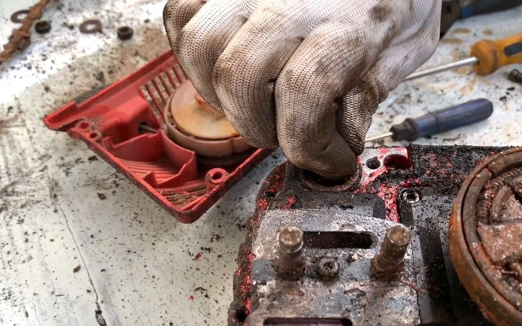 修复旧生锈的汽油链锯修复二冲程汽油链锯