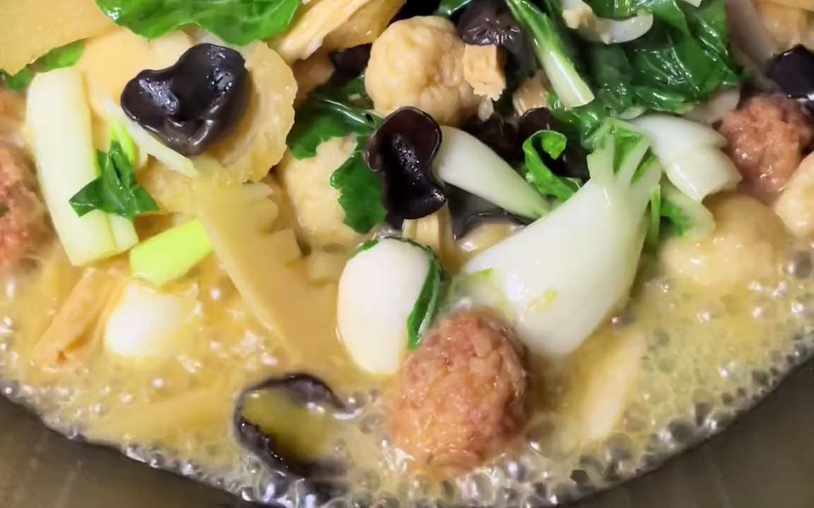 今天吃的是家乡菜泰州大杂烩,里面有姜堰的溱潼鱼圆,汤鲜味又美