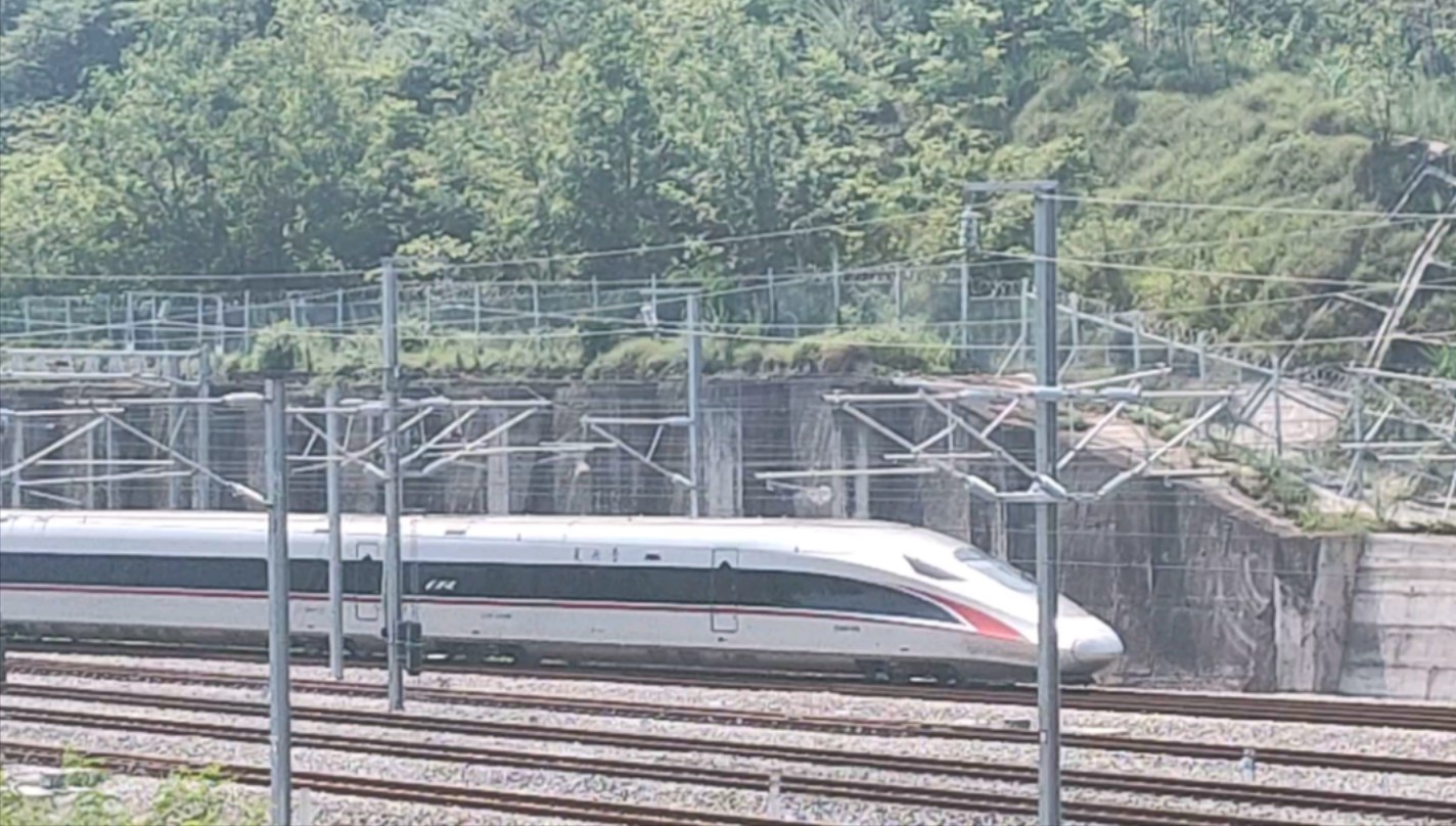 武局红神龙cr400af担任g3456次万州北进站交汇漏风兔郑渝高速线上行