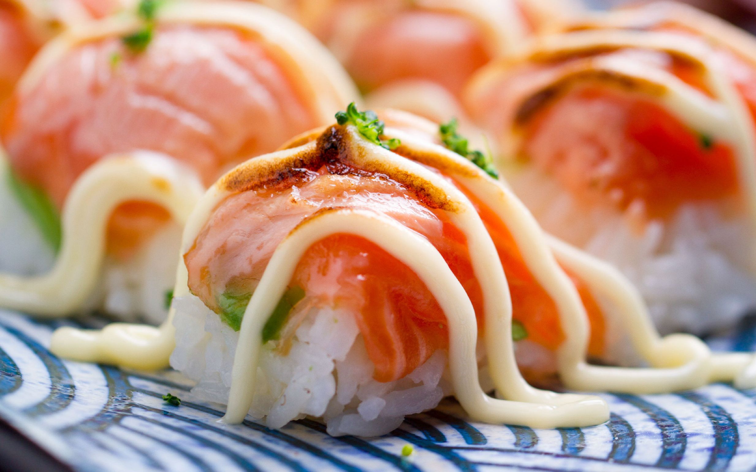 不知道的以为我去找星级大师偷师了!每一口都很抢手的炙烤三文鱼寿司