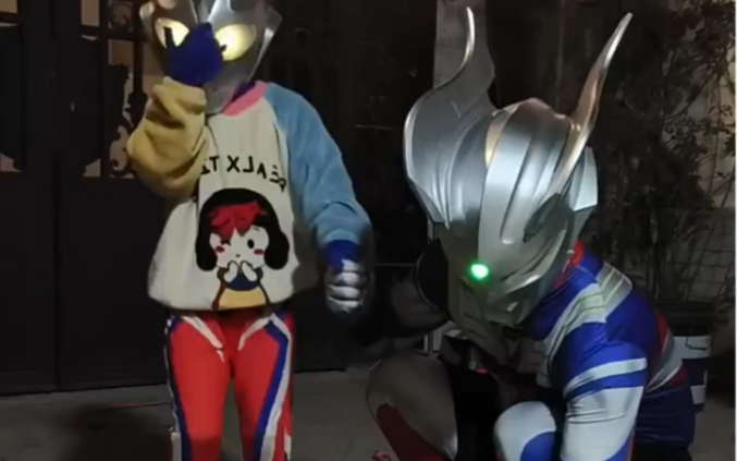 赛罗和小迪迦放烟花