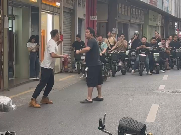 黑衣男子的摆拳太厉害了。