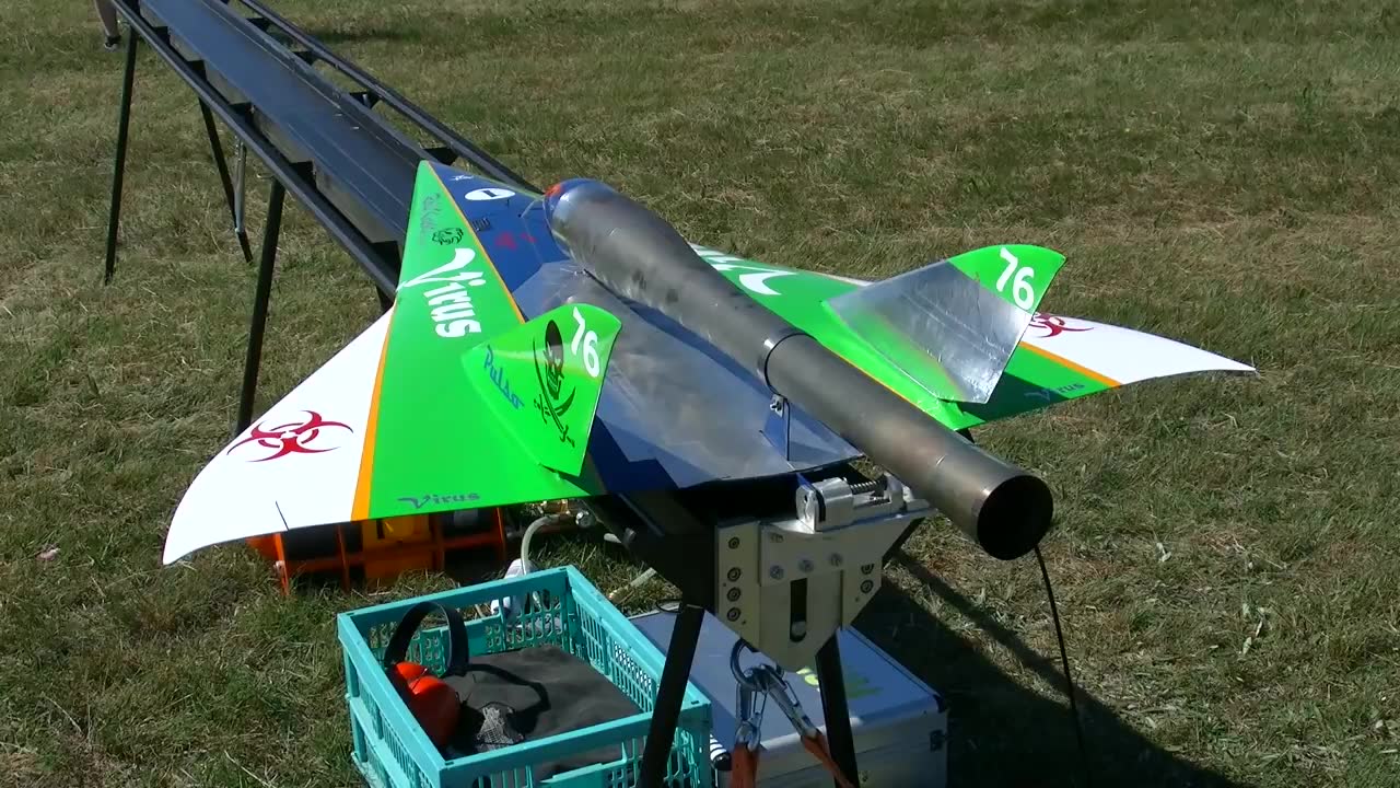 航模脉冲引擎动力航模令人难以置信的大声和快速飞行演示