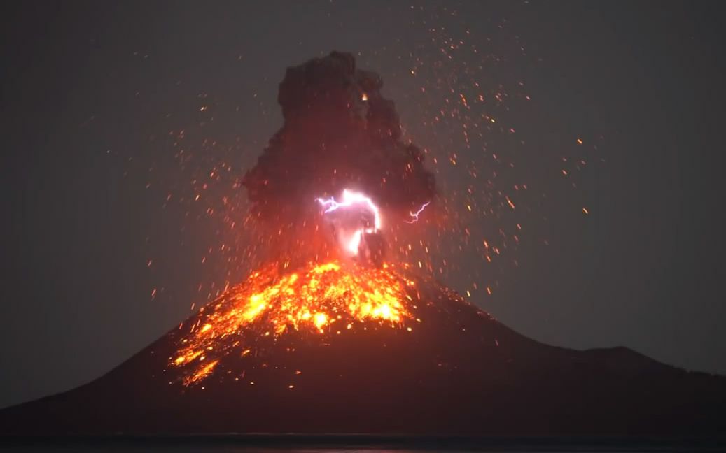 [图]火山喷发的一瞬间 闪电出现了