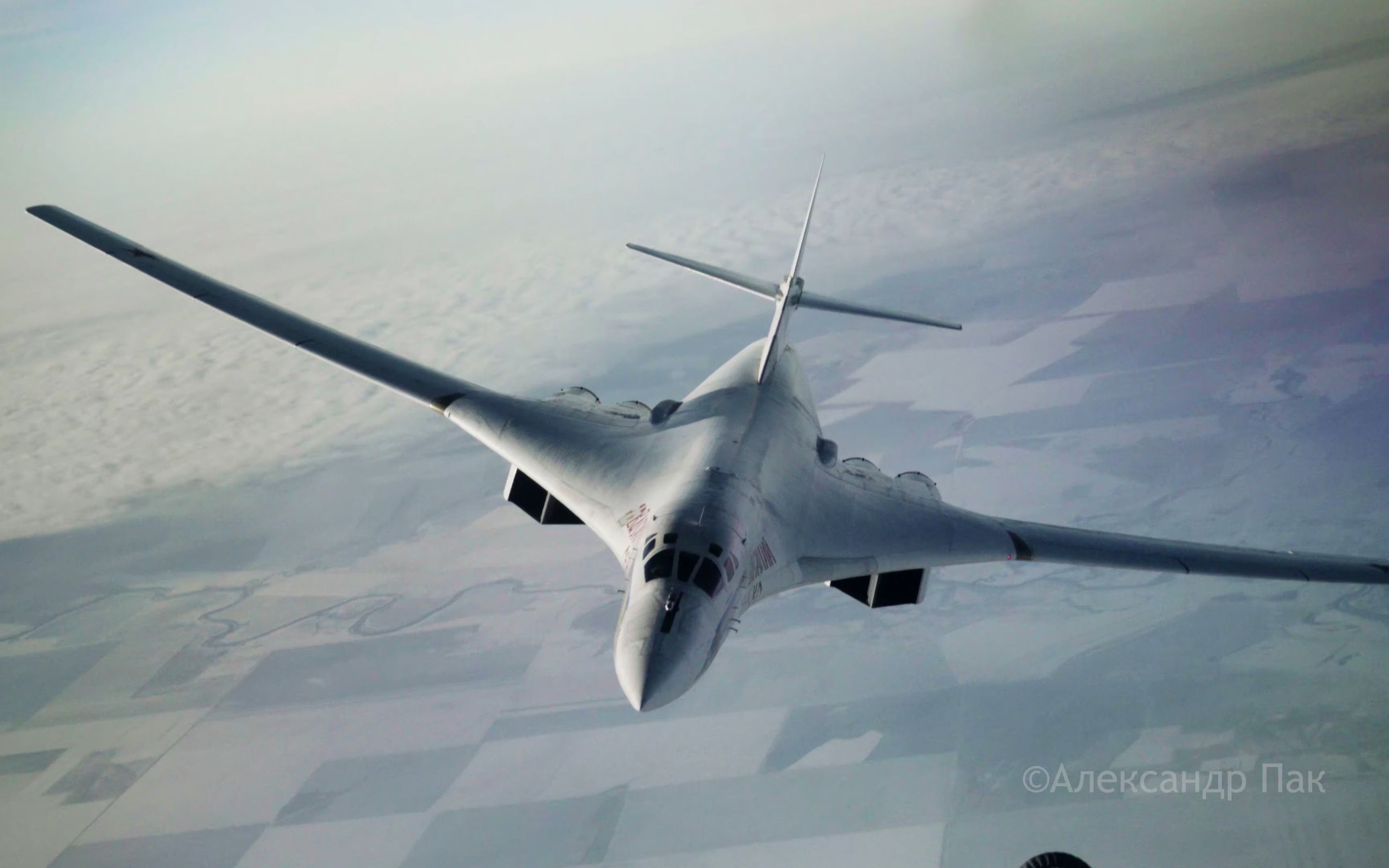 老板加油,俄tu-160战略轰炸机夜间空中加油.