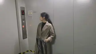 Tải video: 工厂里拉着叉车到处搬货的女汉子，今天我来撩一撩她，电梯索吻