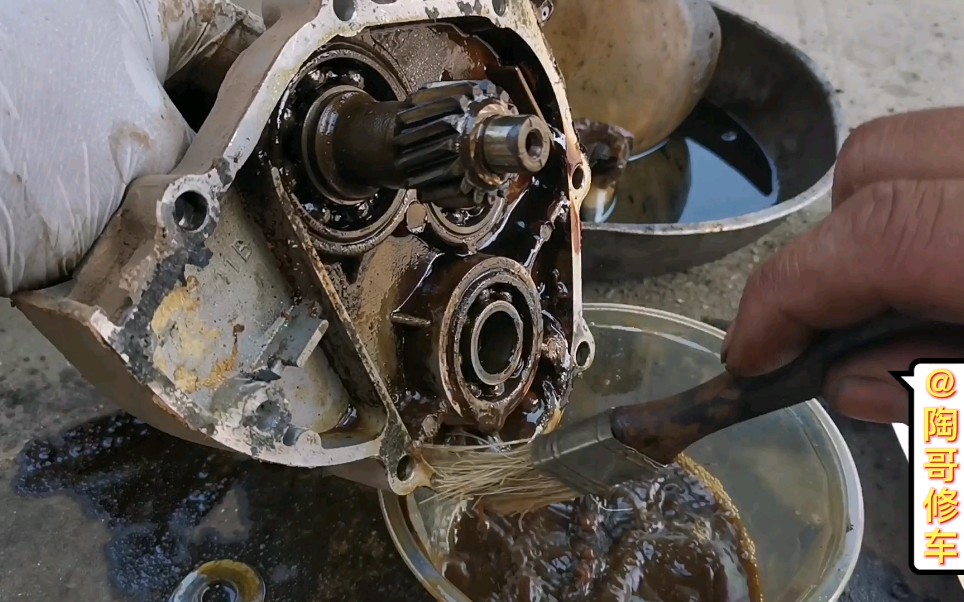 拆解踏板摩托车齿轮箱更换后轮轴承