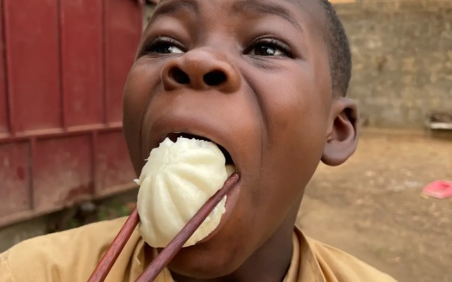 非洲飞哥里的灵魂人物彻底解锁大家猜猜腼腆害羞的非洲大男孩