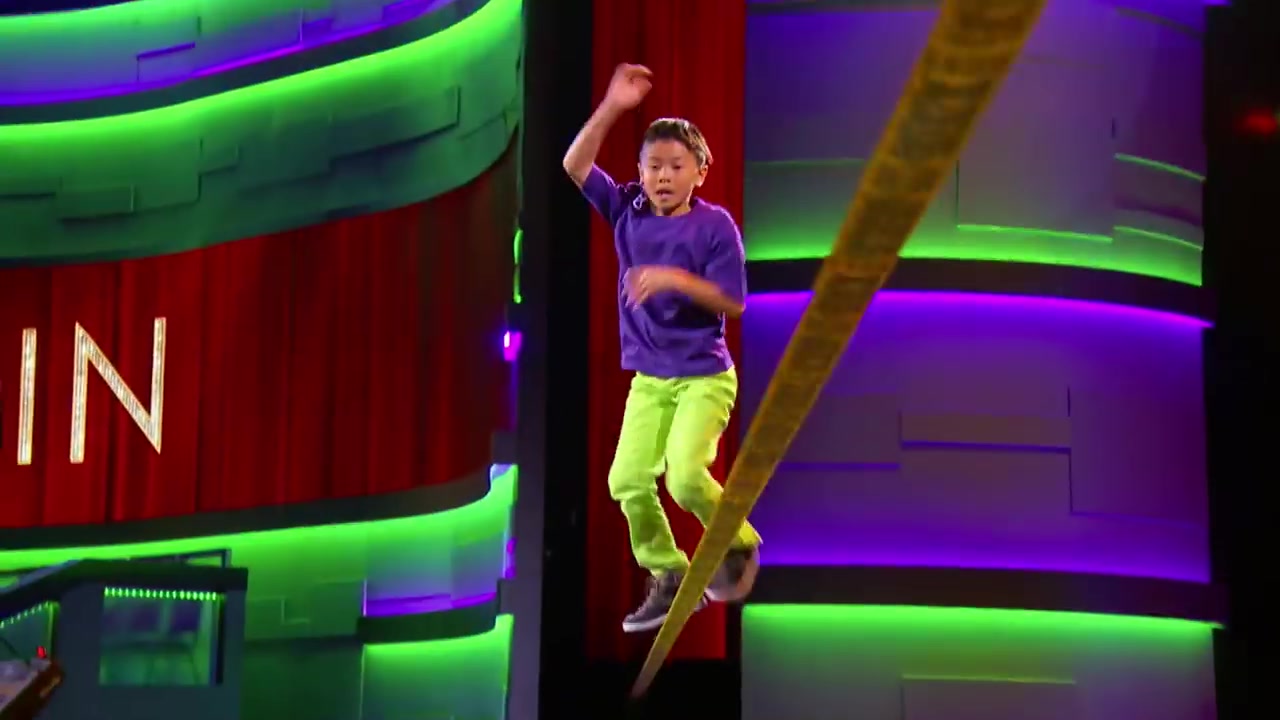 [图]Little Big Shots - 神奇的走钢丝小杂技演员Amazing Slackline Acrobat