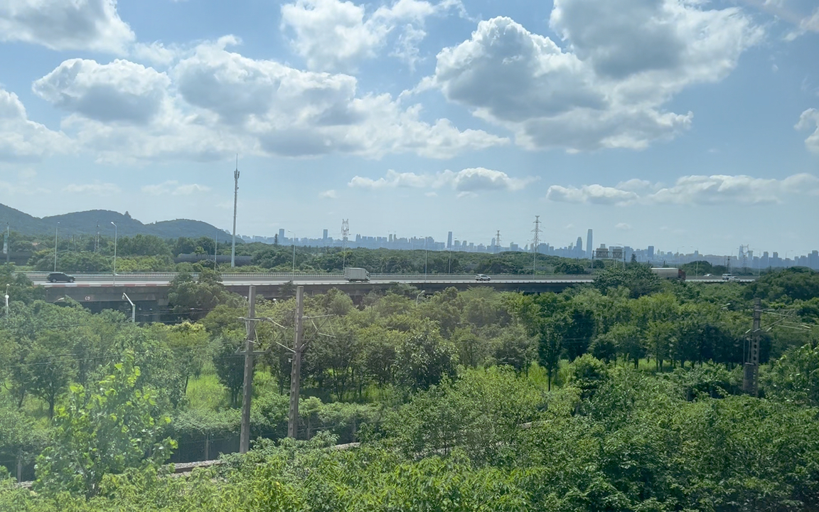 【高铁的窗外】高铁远眺武昌城|远处的磨山