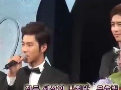 允浩 Korea Jewelry Award背景竟然有尼坤lol...101122哔哩哔哩bilibili