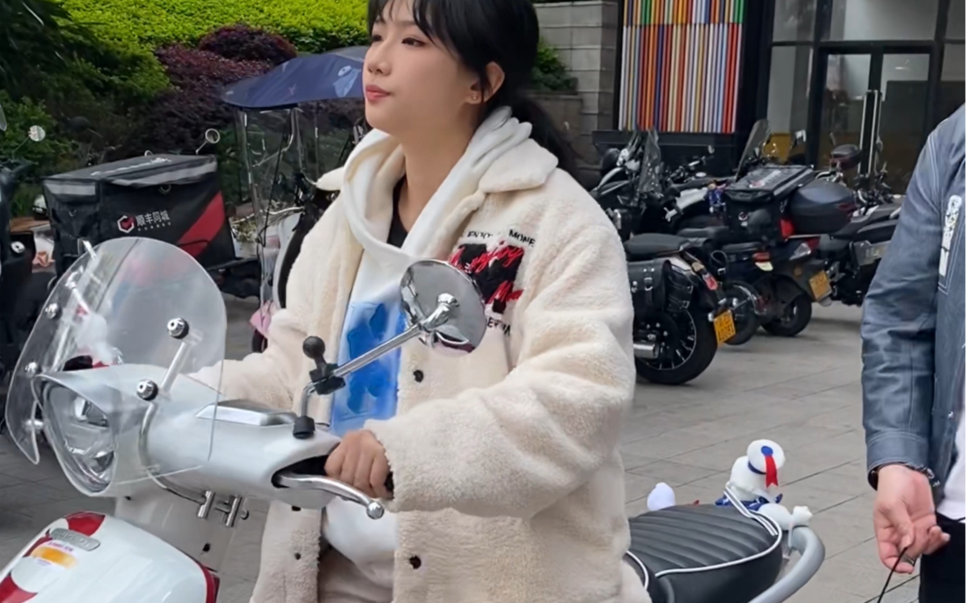 钟婷买了摩托车之后就很安全!