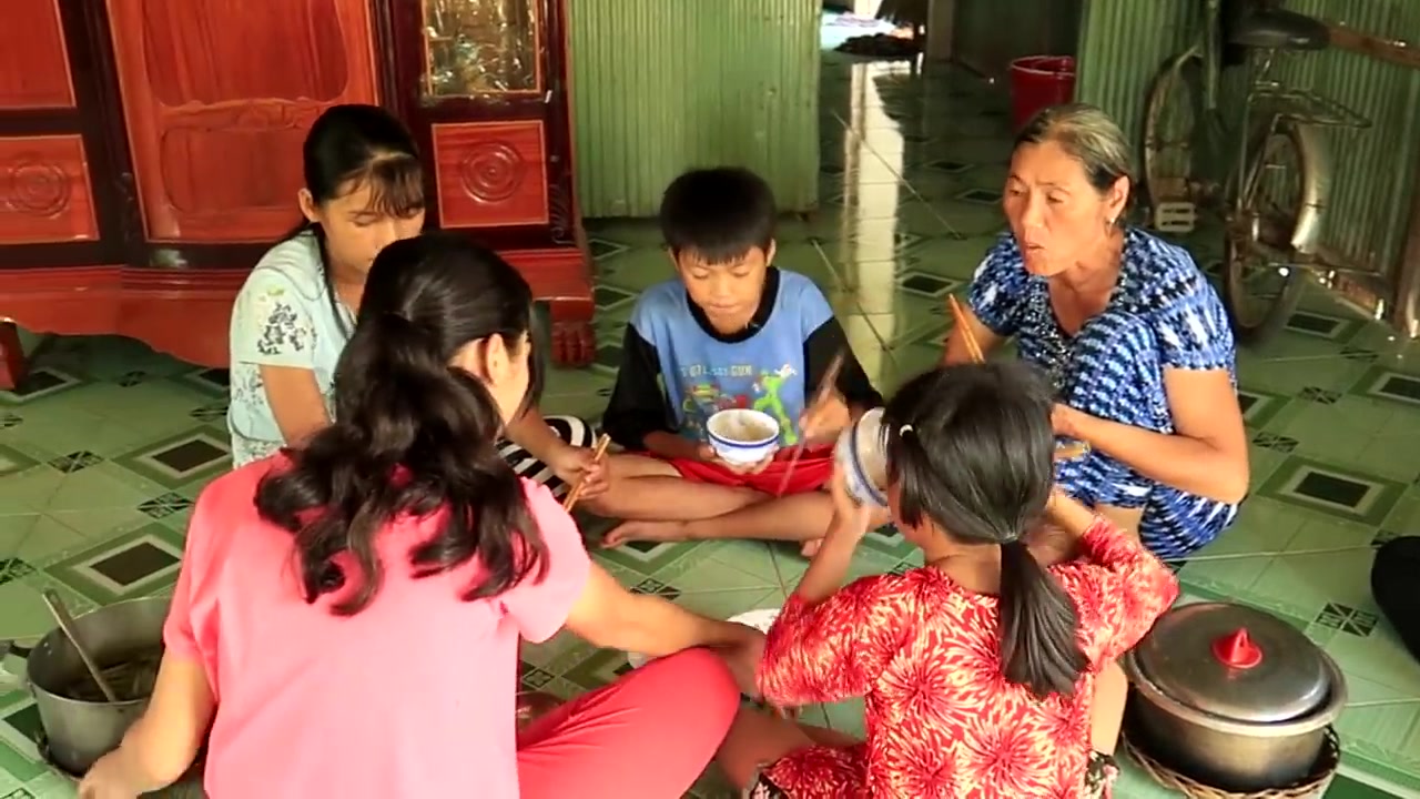 [图]Bữa Cơm Hằng Ngày Chỉ Có Canh Rau Chấm Nước Mắm, 5 Bà Cháu Sống Tạm Qua Ngày