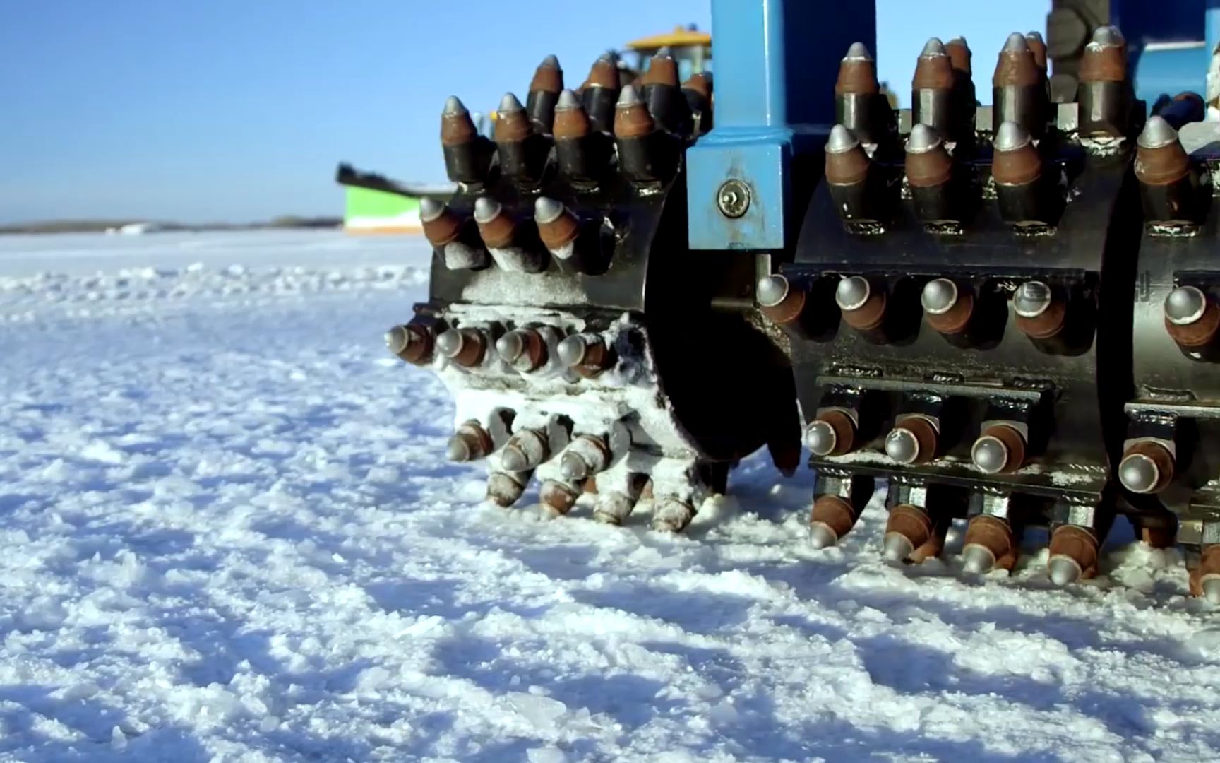 长着"钢牙"的破冰车,仔细数数有588个,被滚过的冰层会瞬间瓦解