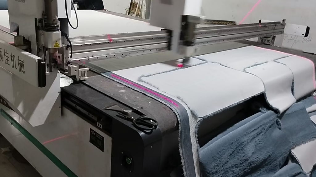 毛料圆刀裁剪机