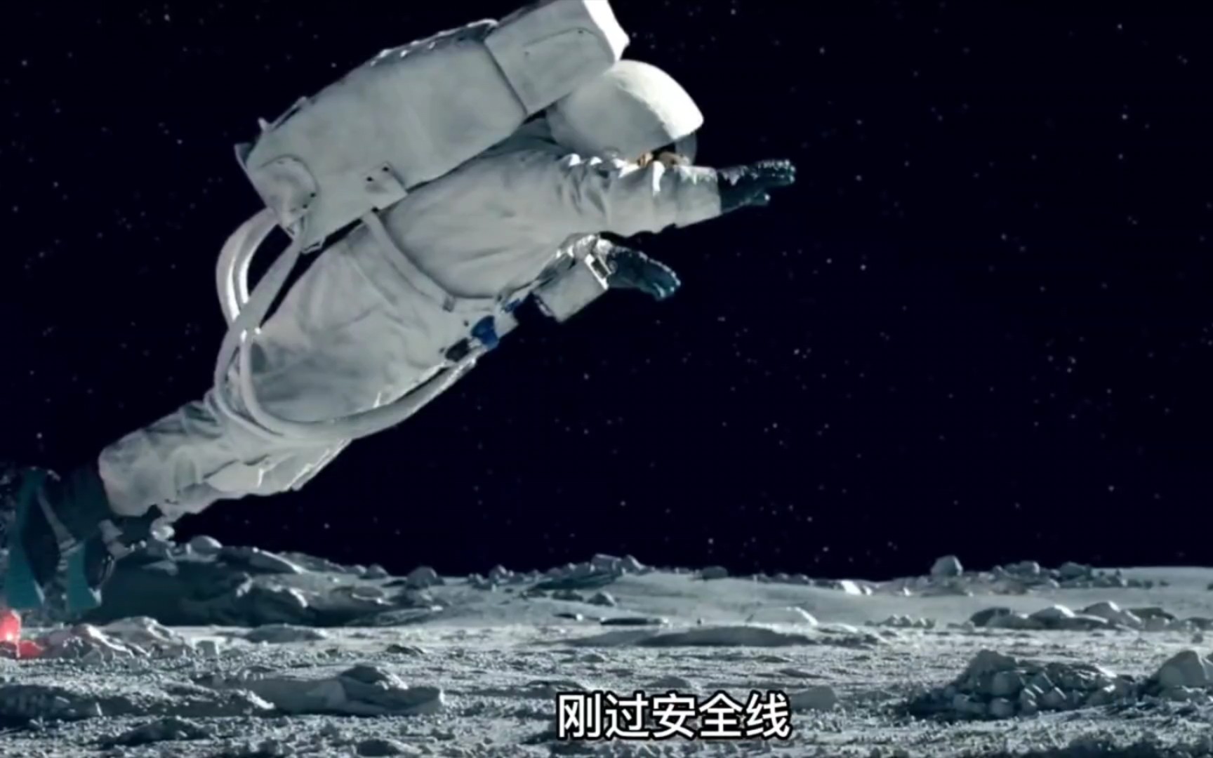 地球上最有钱的人在月球开着登月车漂移《月球追捕》