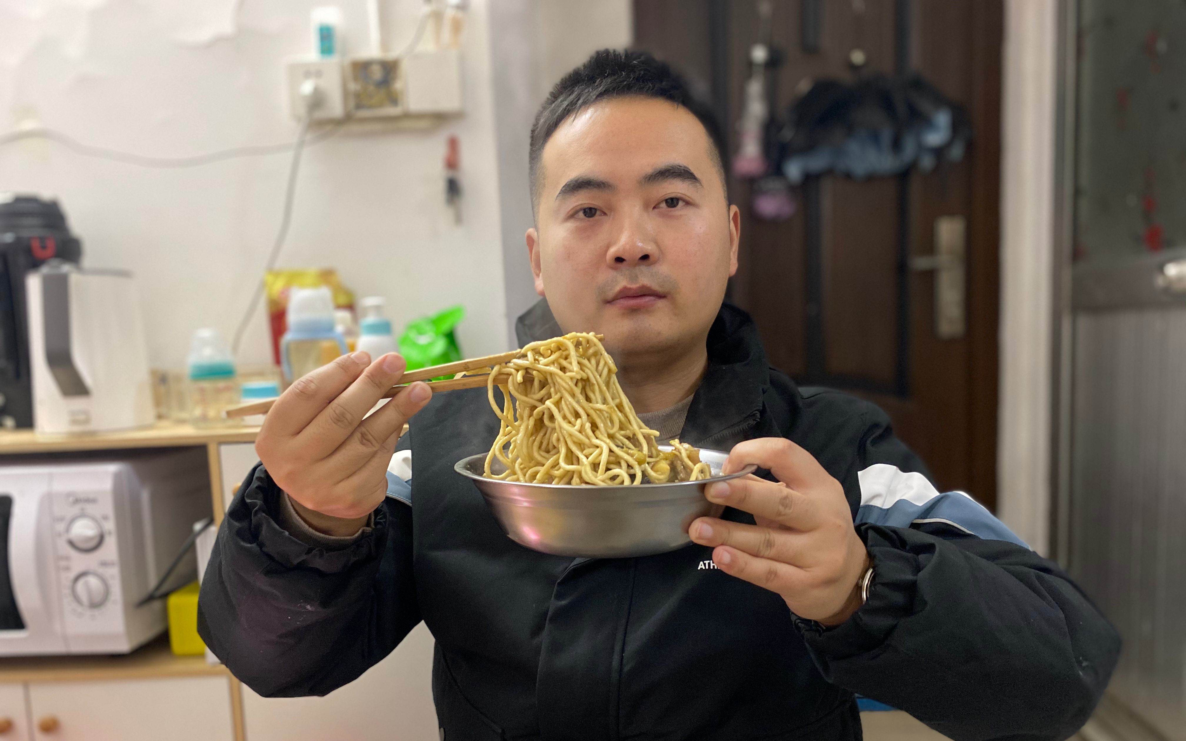 小靳今天分享一道新菜茄子焖面,没想到第一次做居然那么好吃