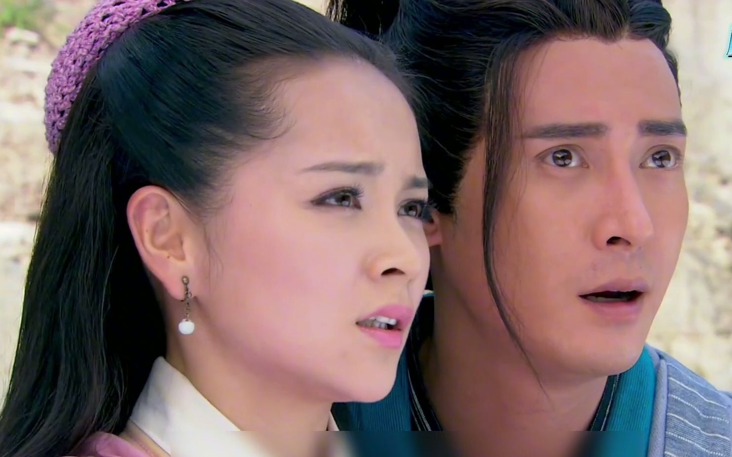 令狐冲坚持不懈救仪琳,东方不败坐旁边喝酒看戏!