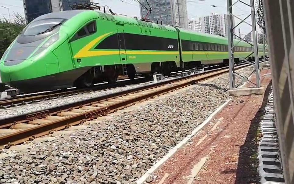 中国铁路建议改成由于晚点d728次进站时放起了集你太美