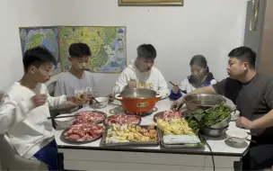 Download Video: 一位家人给寄的羊肉卷，斥巨资买了切片机还不大会用，果然周末使人快乐，四胞胎话都多了……